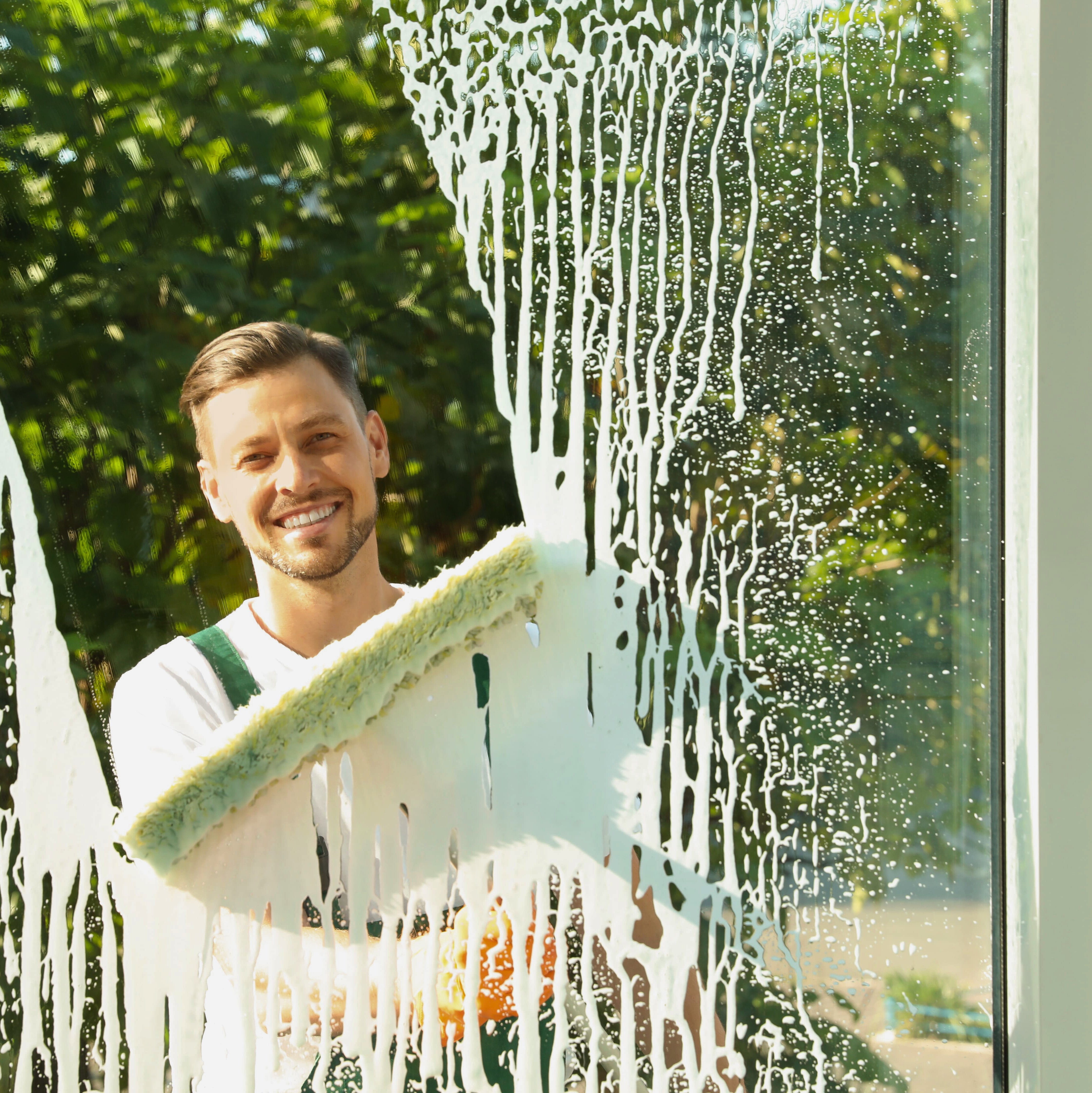 Fenster putzen ohne Streifen: Effektive Mikroorganismen und Hausmittel