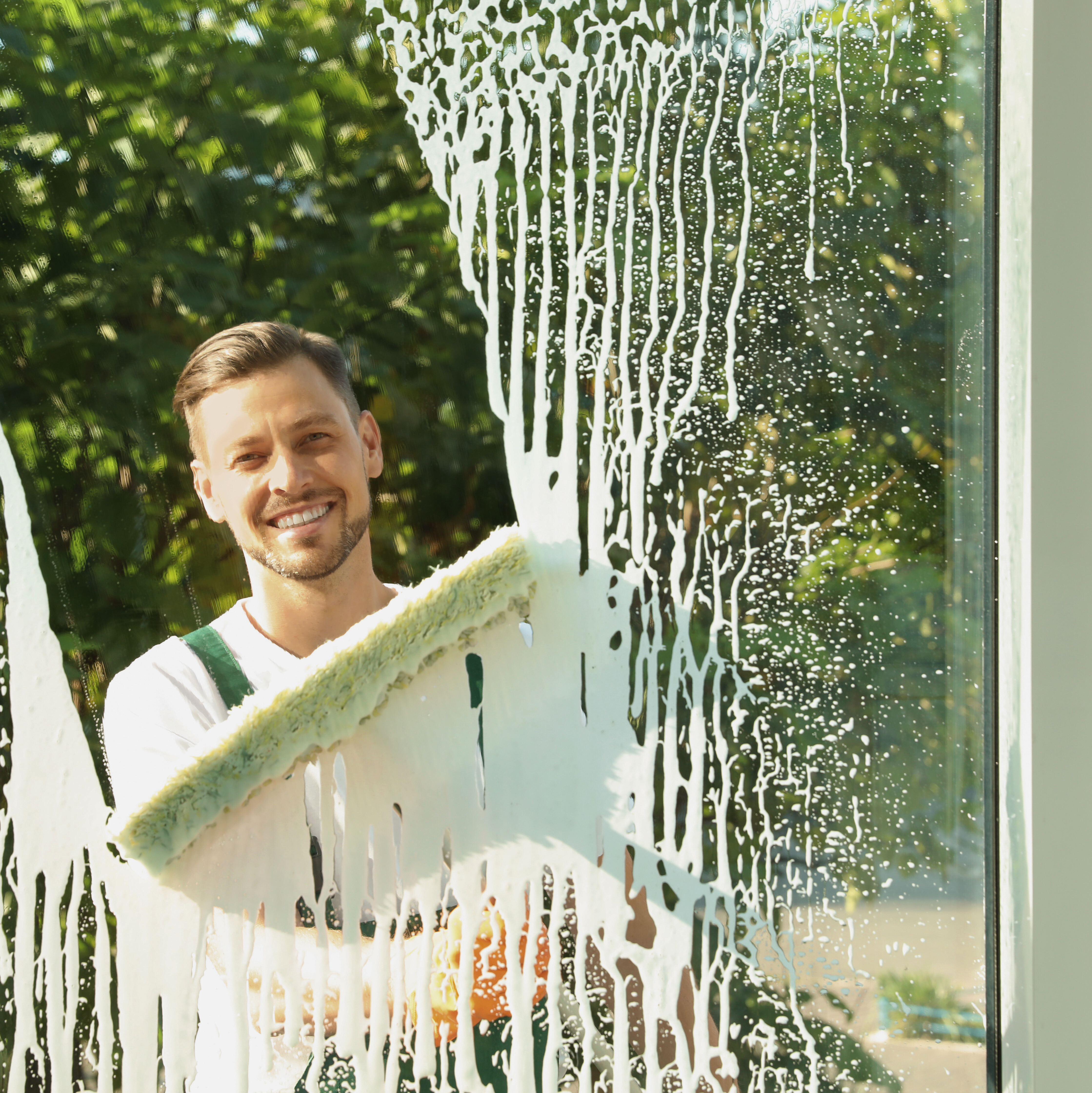 Fenster putzen ohne Streifen: Effektive Mikroorganismen und Hausmittel