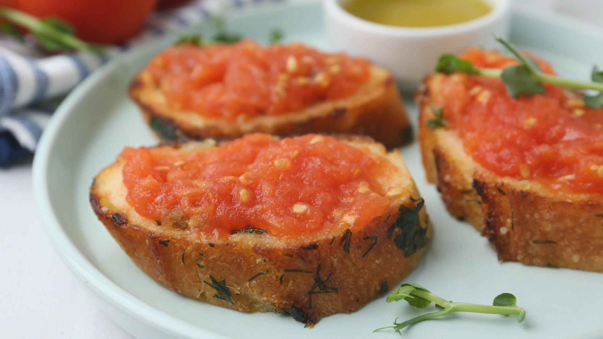 Du hast die ersten Früchte Deiner harten Arbeit im Garten oder am Kübel geerntet und stellst bei der ersten Geschmacksprobe fest, dass Deine Tomaten nicht wie erhofft süß und reif schmecken, sondern nach überhaupt nichts oder sogar nach etwas Fremdartigem? Nun, falls dieser Fall eintritt, gibt es tatsächlich ein paar Dinge die Du tun kannst, um die Geschmacksqualität der später geernteten Tomaten zu verbessern.